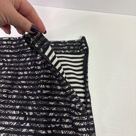 Banana Republic Black & White Pencil Skirt with Lace Overlay Size 8 KK0701 - Picture 7 of 8